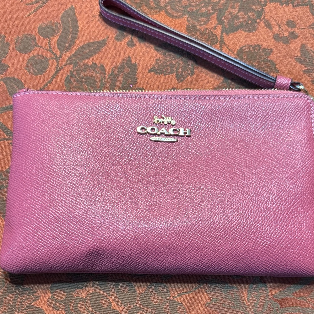 Coach Large Corner Zip Rouge Color